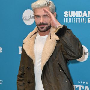 Frisuren-Chamäleon: Zac Efron trägt jetzt platinblondes Haar