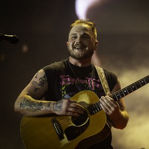 Zeigt Countrysänger Zach Bryan hier seine neue Freundin?