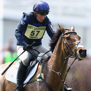 Reitunfall! Queen-Enkelin Zara Phillips stürzt vom Pferd