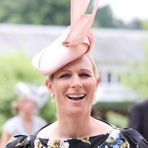 Barfuß: Zara Tindall gut gelaunt bei Dschungelcamp-Party