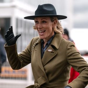 Zara Tindall glänzt in moosgrünem Look in Cheltenham