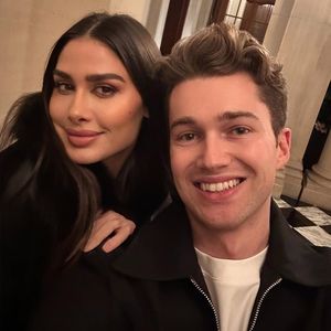 Bestätigen Zara und AJ Pritchard hier etwa ihre Verlobung?