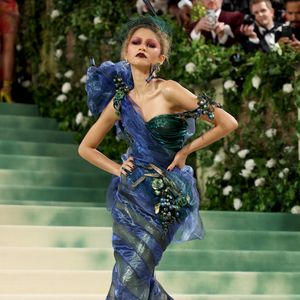 Kolibri-Outfit und mehr: Zendaya verzaubert die Met Gala!