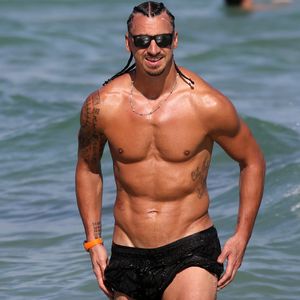 Hot! Zlatan Ibrahimović (41) zeigt seinen Body am Strand