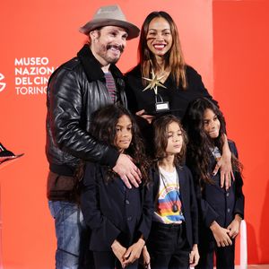 Zoë Saldaña strahlt mit ihrer Familie auf dem roten Teppich
