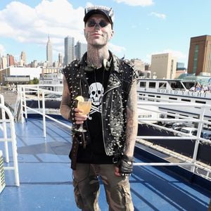 Streiten & Kuscheln: GNTM-Shooting mit Zombie Boy