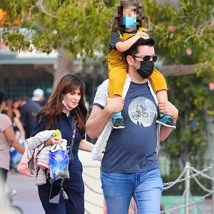 Süß! Zooey Deschanel ist mit ihrer Familie in Disneyland