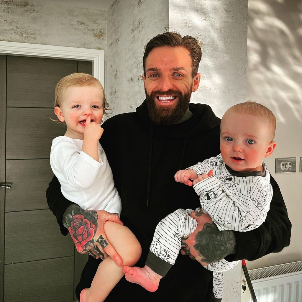 Aaron Chalmers mit seinen Kindern Romeo und Maddox