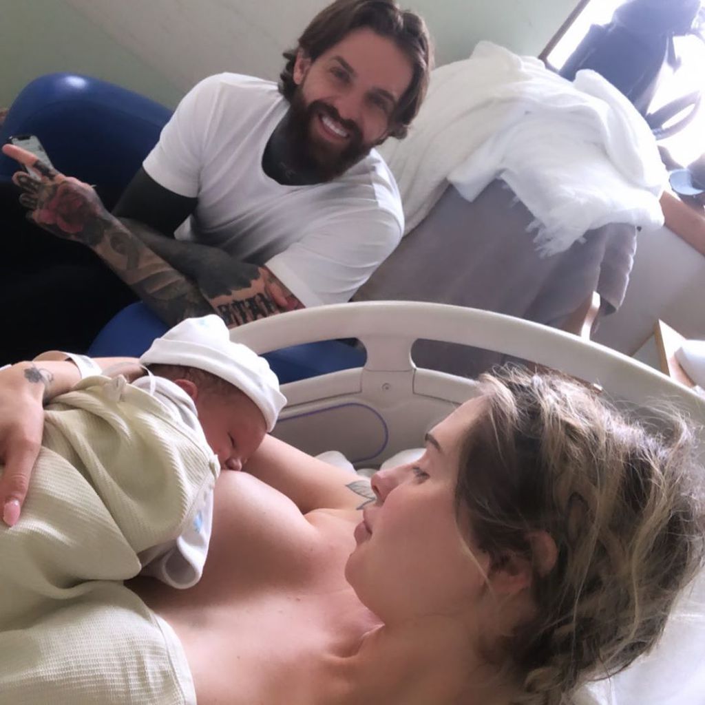 Aaron Chalmers und Talia Oatway mit ihrem Sohn