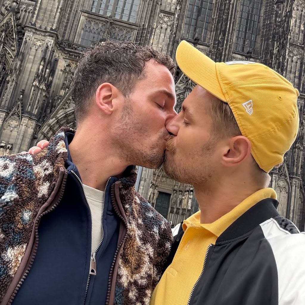 Aaron und Menno zeigen ihre Liebe in Köln