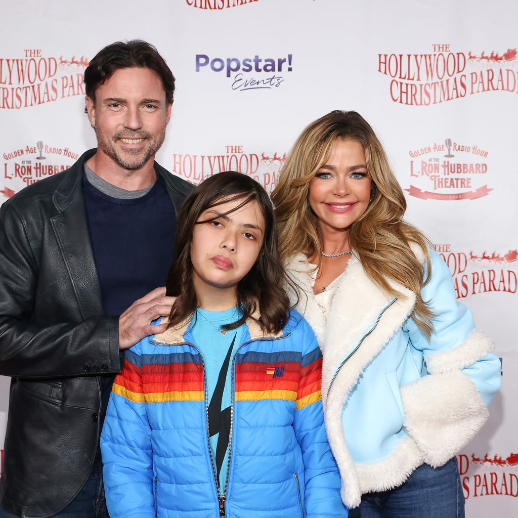 Aaron Phypers, Eloise und Denise Richards bei der Hollywood Christmas Parade im November 2023