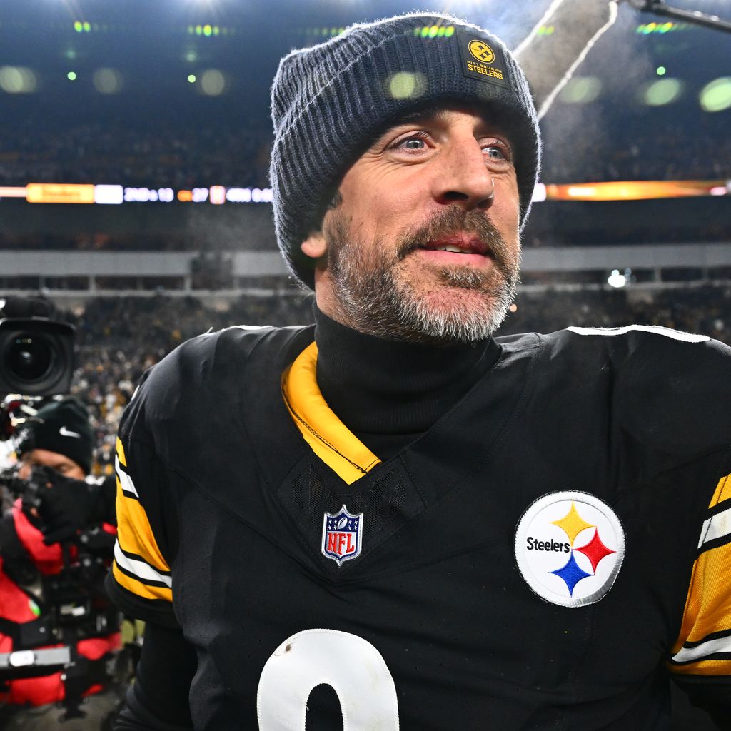 Aaron Rodgers feiert mit den Pittsburgh Steelers den Sieg gegen die Baltimore Ravens im Acrisure Stadium, 04. Januar 2026