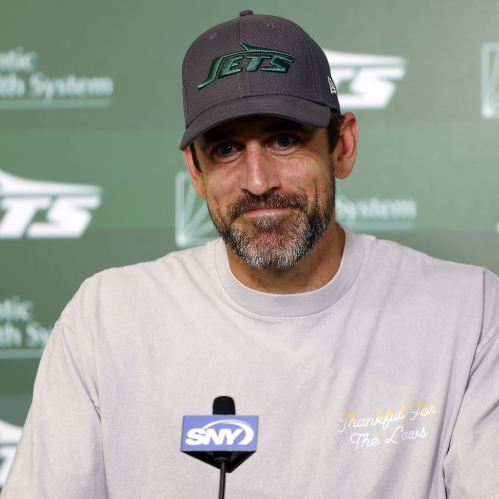 Aaron Rodgers bei einer Pressekonferenz der New York Jets, Mai 2024