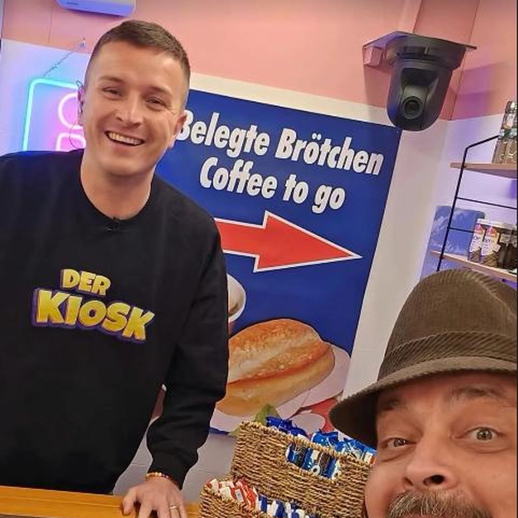 Aaron Troschke mit Kunstfigur Dieter Grabowski im Promi-BB-Kiosk