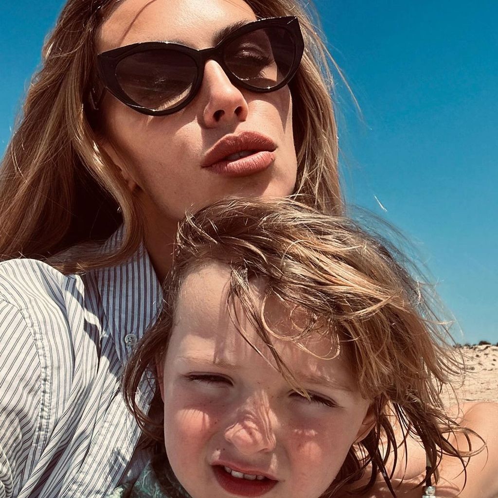 Abbey Clancy mit einem ihrer Kids