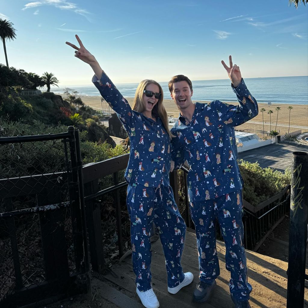 Abby Champion und Patrick Schwarzenegger am Strand