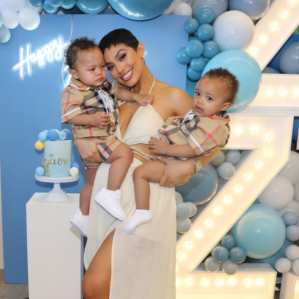 Abby De La Rosa mit ihren Zwillingen Zillion und Zion