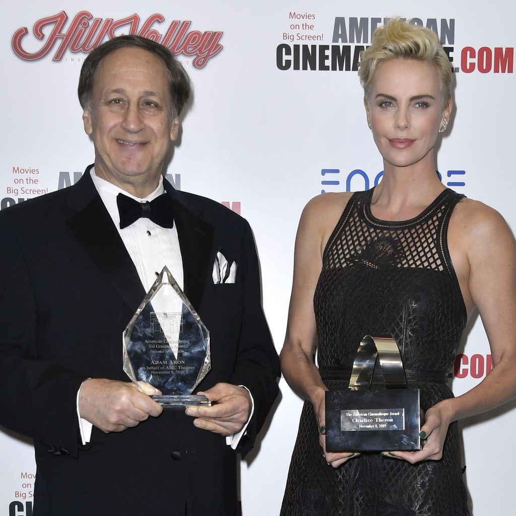 Adam Aron und Charlize Theron bei der American Cinematheque Award Gala 2019 im Beverly Hilton