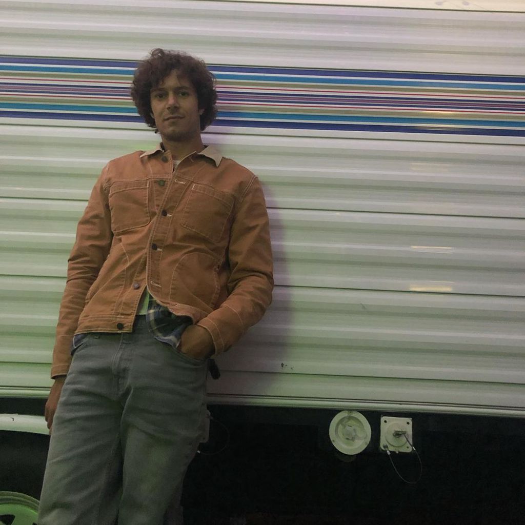Adam Brody am Set von "Single Parents"