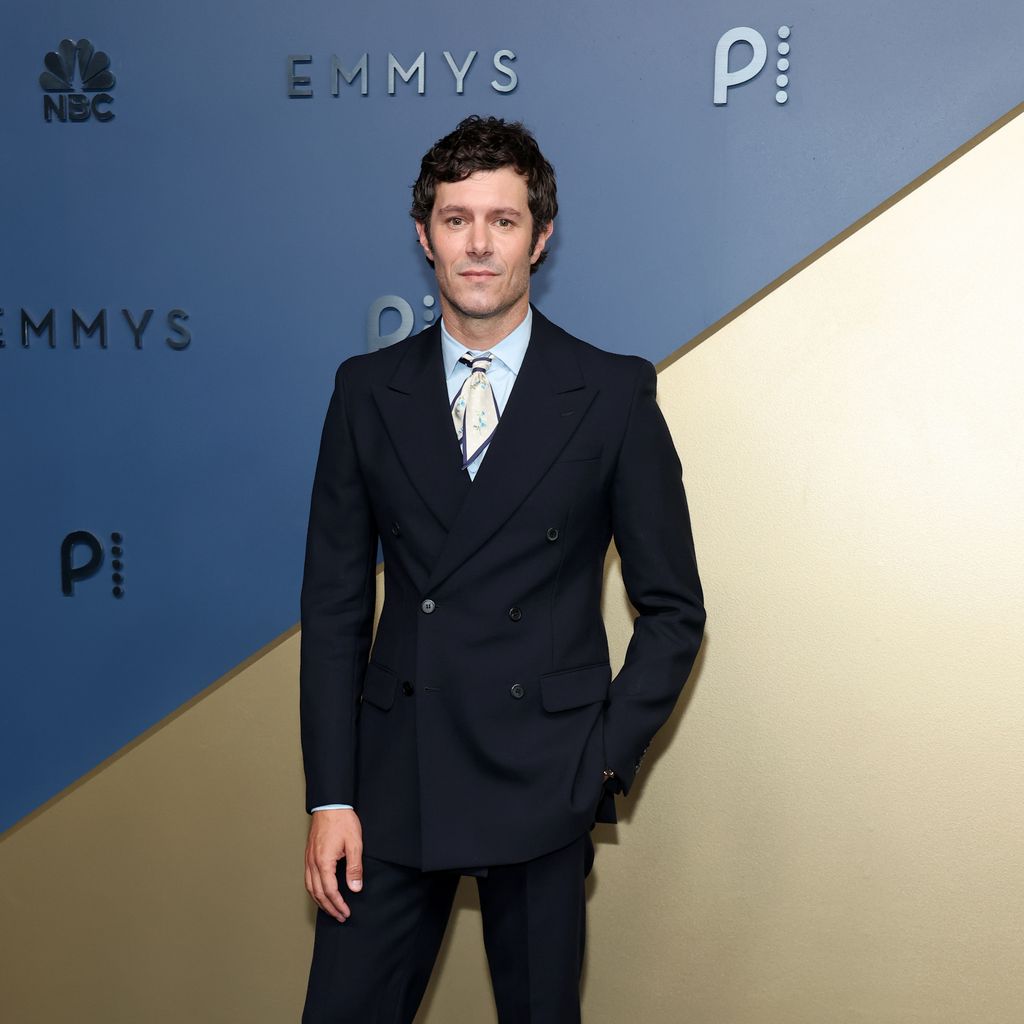 Adam Brody bei den 78. Primetime Emmy Awards im Peacock Theater in Los Angeles