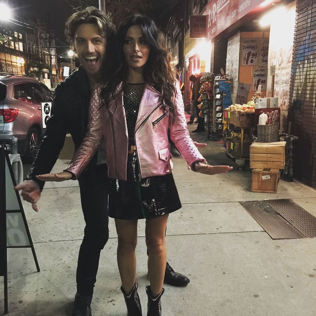 Adam Demos und Sarah Shahi am Set von "Sex/Life"