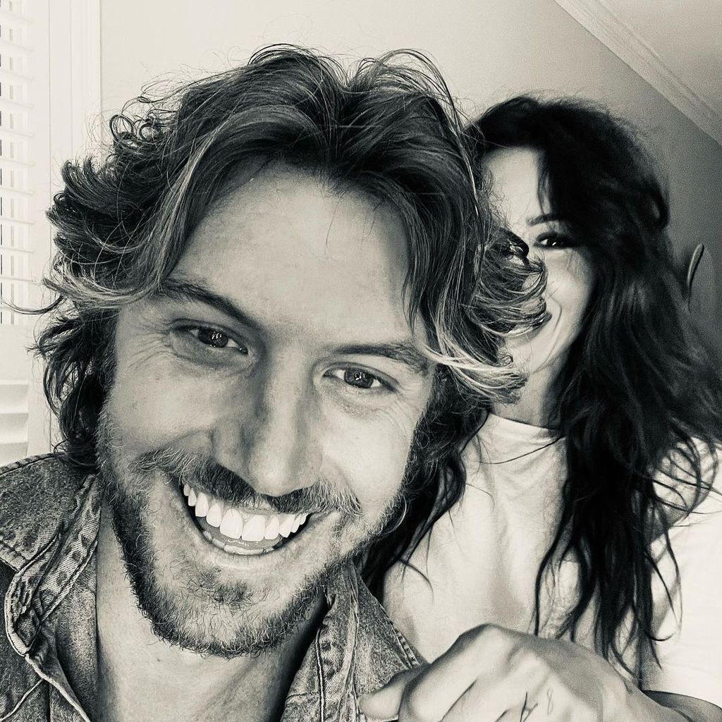 Adam Demos und Sarah Shahi, Schauspieler