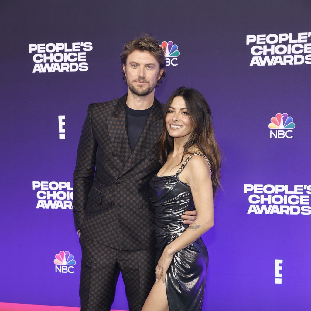 Adam Demos und Sarah Shahi bei den People's Choice Awards 2021