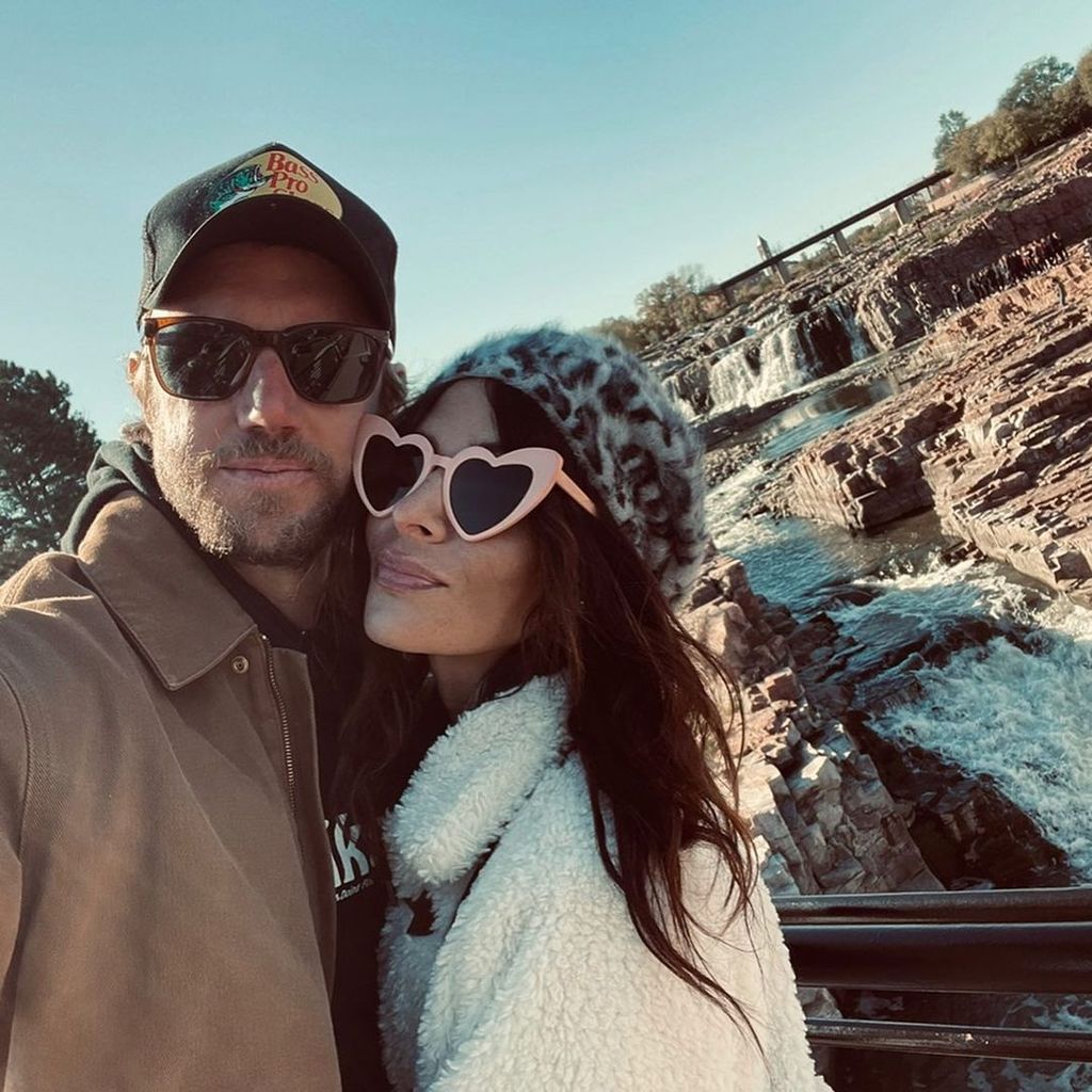 Adam Demos und Sarah Shahi