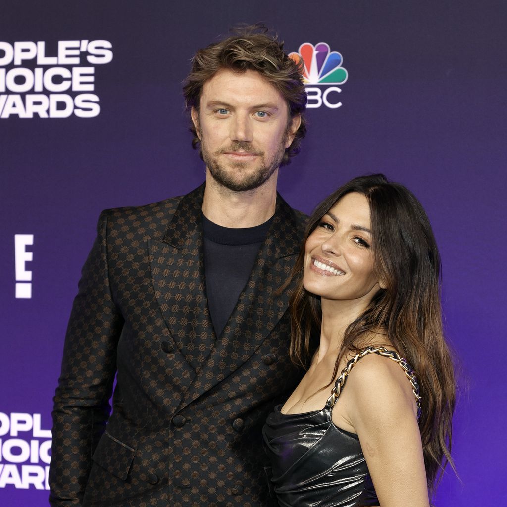 Adam Demos und Sarah Shahi bei den People's Choice Awards 2021
