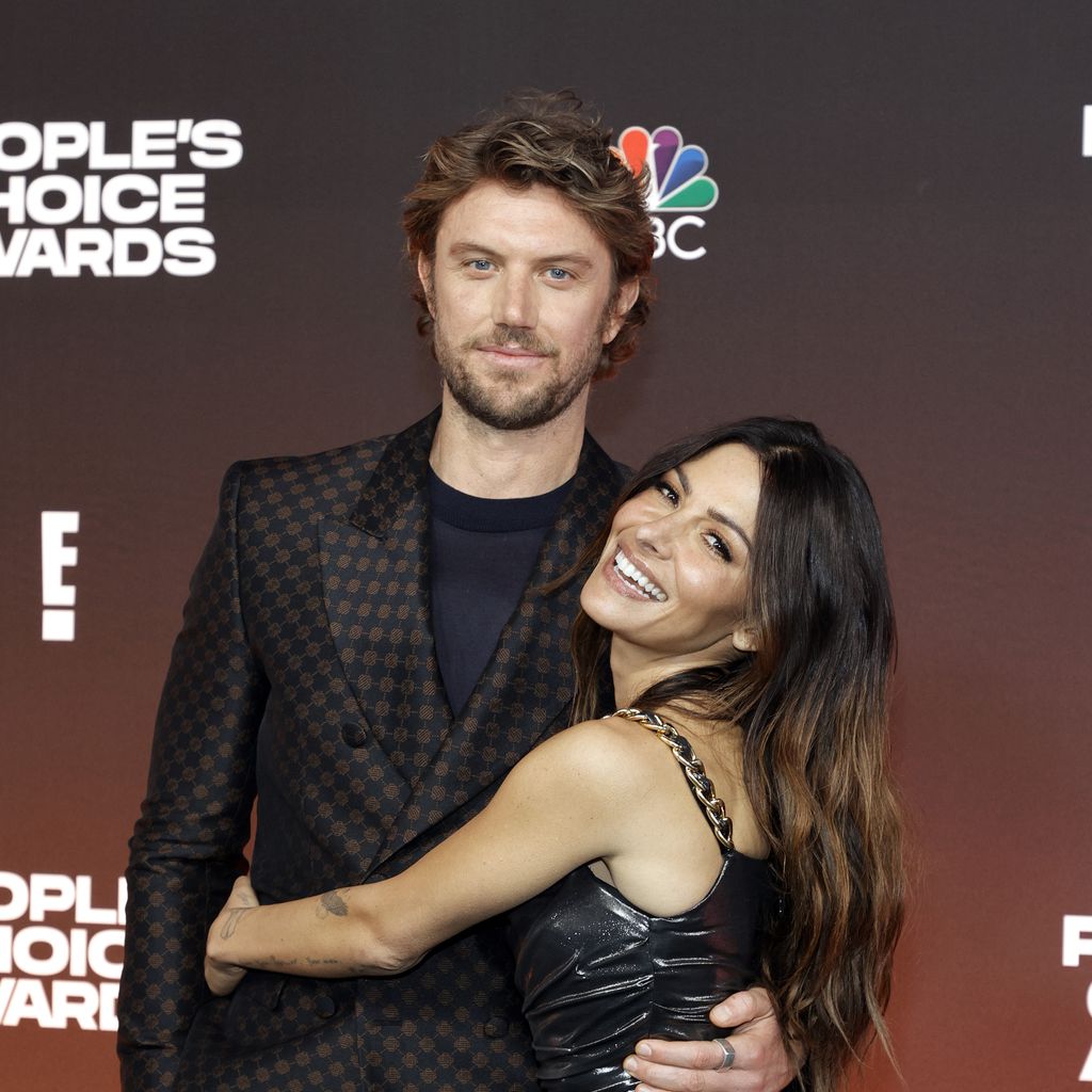 Adam Demos und Sarah Shahi im Dezember 2021 in Santa Monica