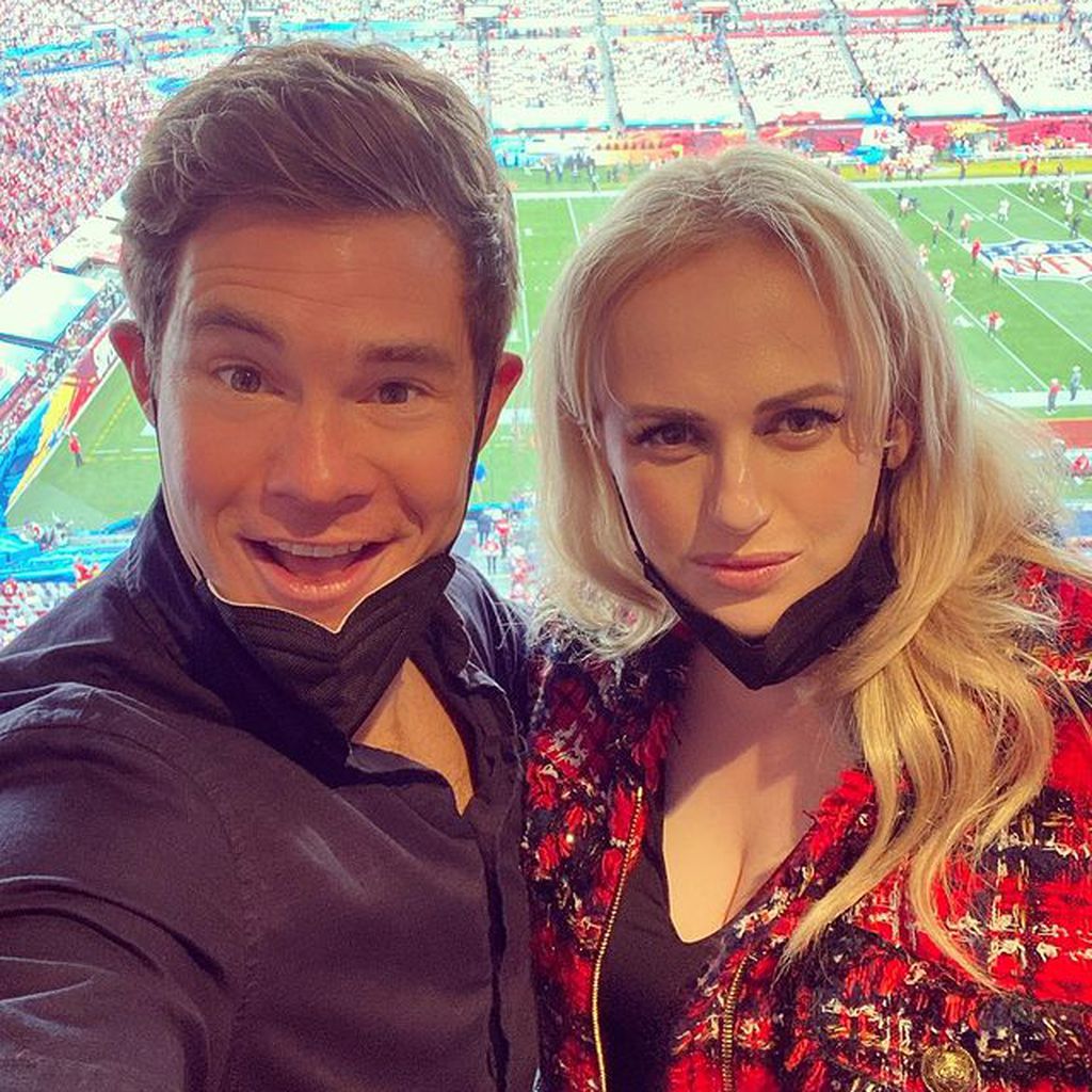 Adam DeVine und Rebel Wilson beim Super Bowl