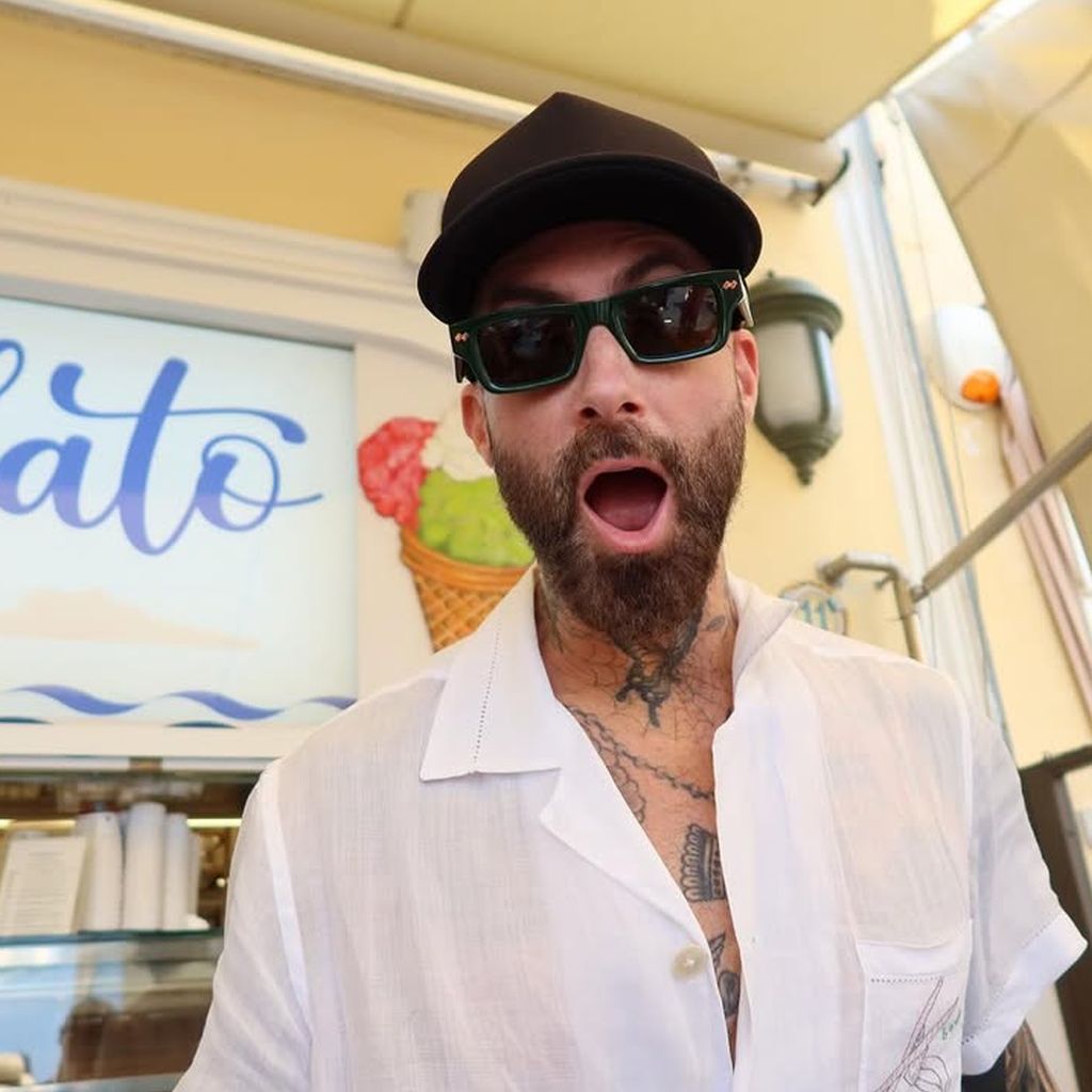 Adam Levine steht erstaunt vor einem Gelato-Shop