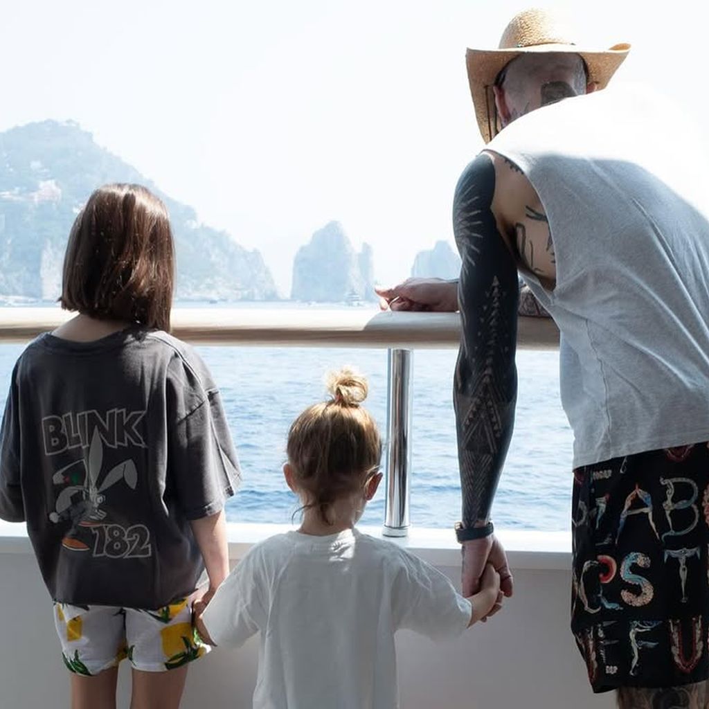 Adam Levine bestaunt mit seinen zwei ältesten Kindern die Natur