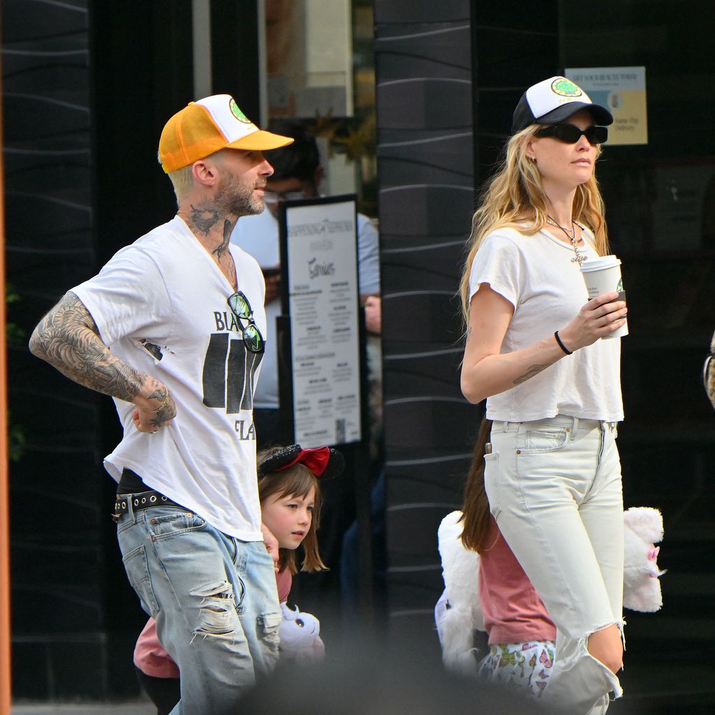 Adam Levine und Behati Prinsloo im Disneyland, 2023