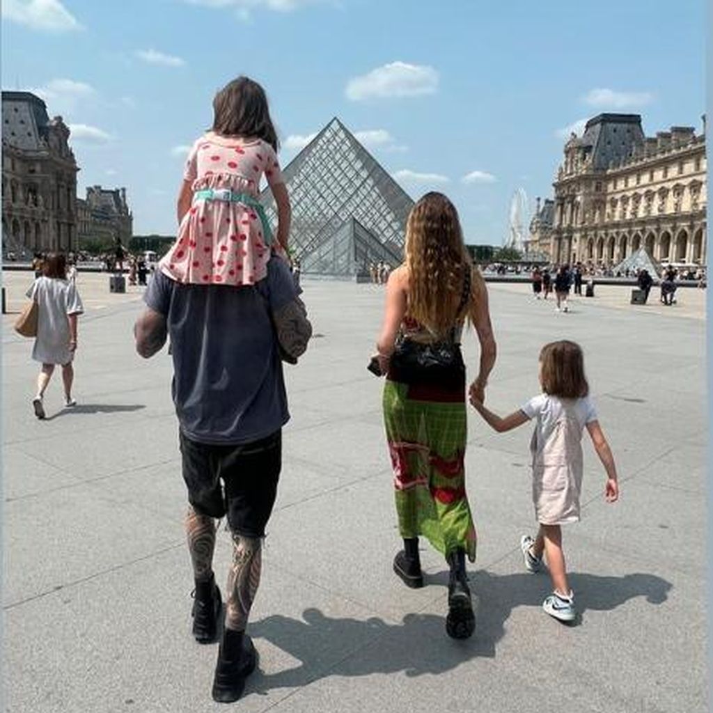 Adam Levine und Behati Prinsloo mit ihren Kindern in Paris