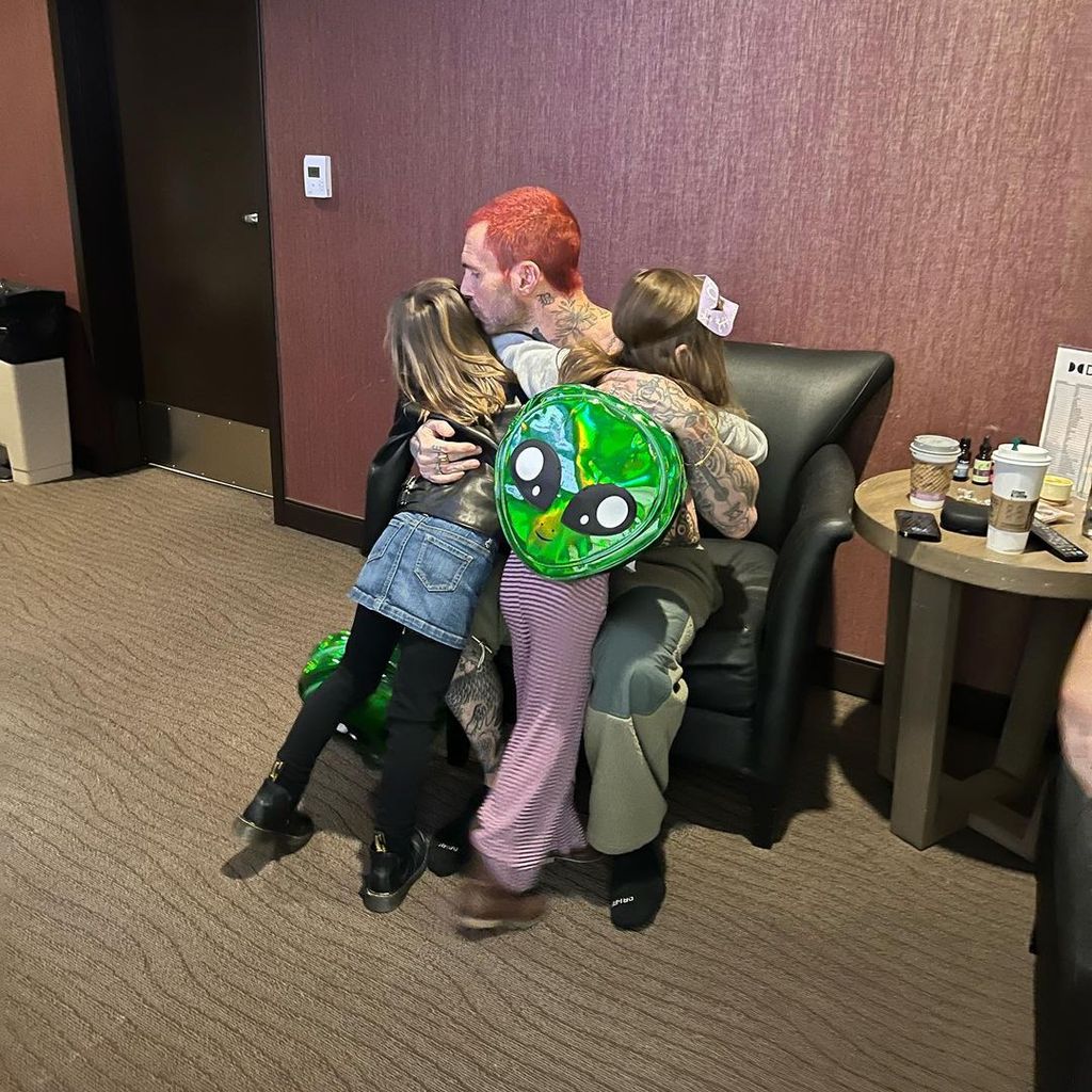 Adam Levine und seine Töchter im Backstage-Bereich eines Maroon 5-Konzerts in Las Vegas, April 2023