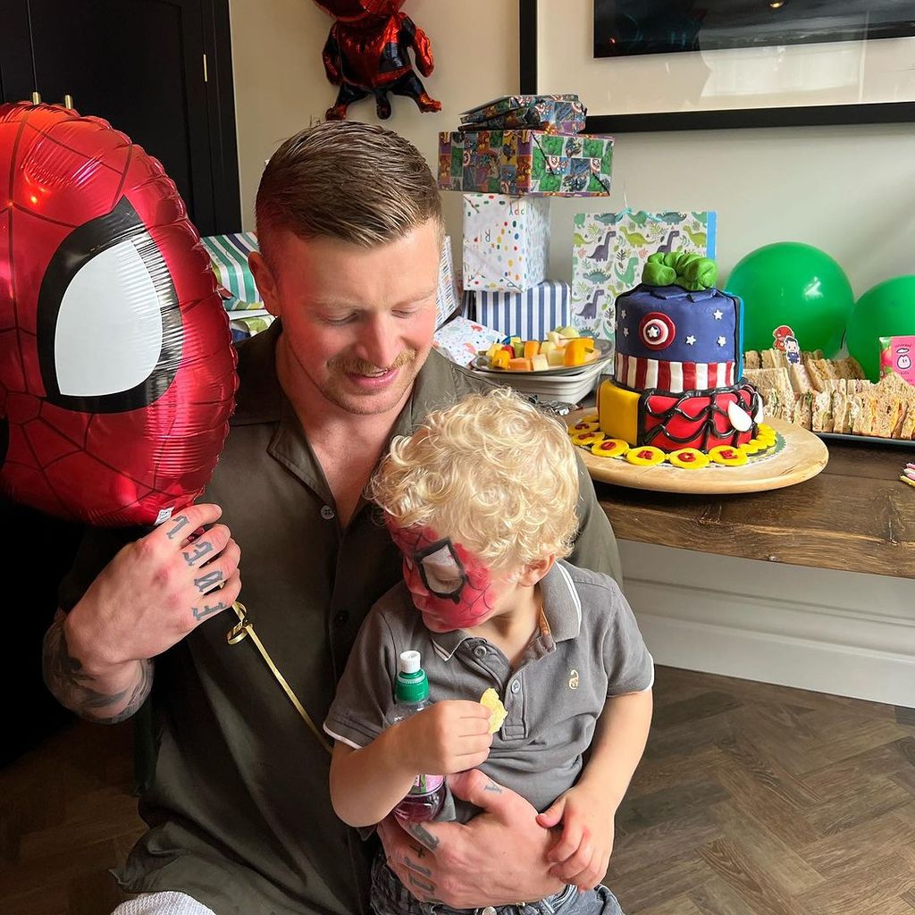 Adam Peaty mit seinem Sohn George