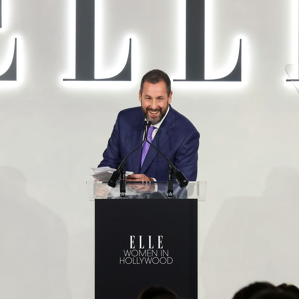 Adam Sandler spricht bei ELLEs Women in Hollywood Celebration 2025 in Los Angeles