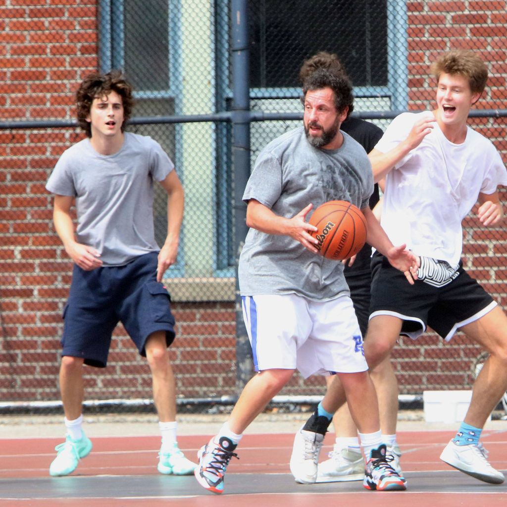 Adam Sandler und Timothée Chalamet auf einem Basketballplatz, 2023