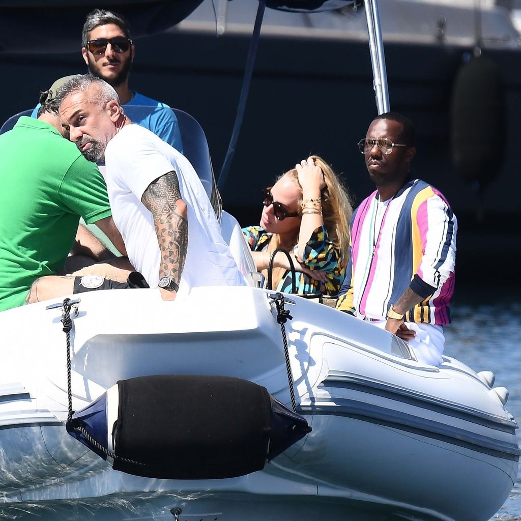 Adele und ihr Partner Rich Paul sowie ein paar Freunde