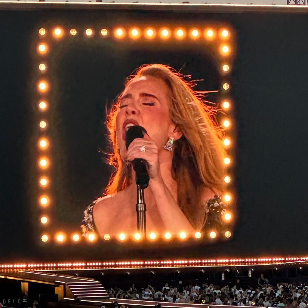 Adele mit Verlobungsring auf dem Konzert in München