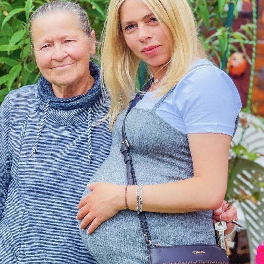 Adelina Zilai mit ihrer Oma, im Juni 2024