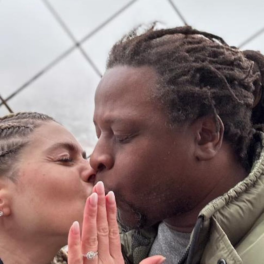 Adelina Zilai und Mola Adebisi im Dezember 2023