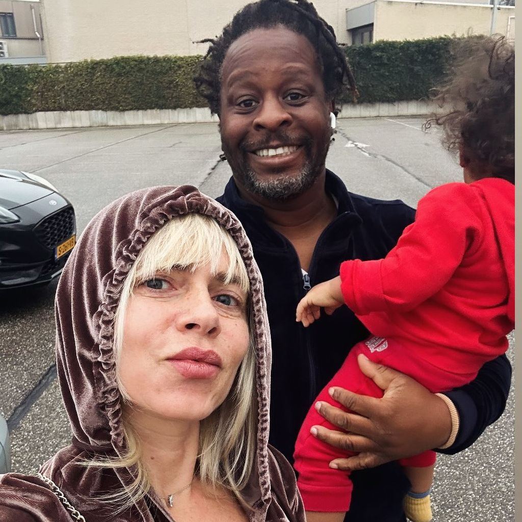 Adelina Zilai und Mola Adebisi mit ihrem Sohn, Januar 2026