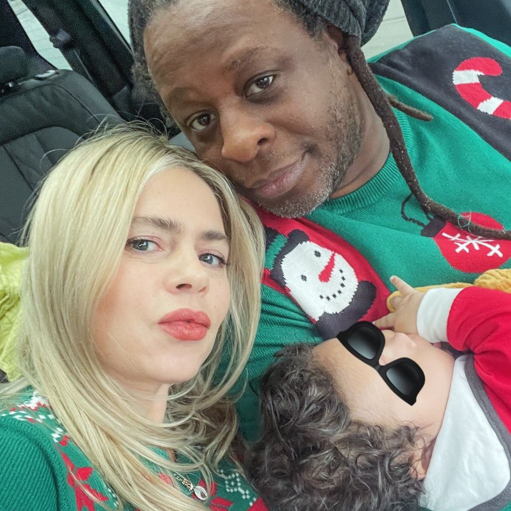 Adelina Zilai und Mola Adebisi mit ihrem Sohn, Dezember 2024