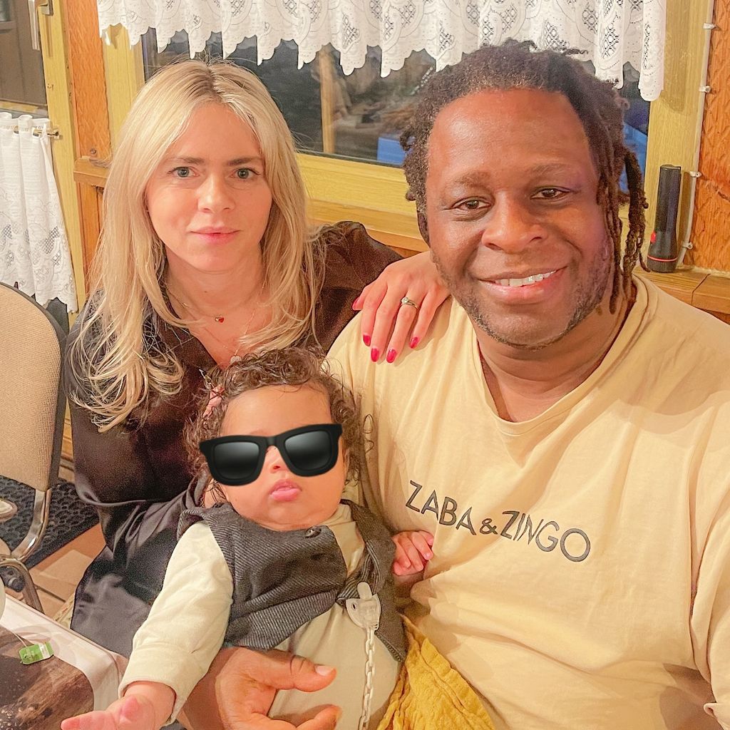 Adelina Zilai und Mola Adebisi mit ihrem Sohn, Dezember 2024