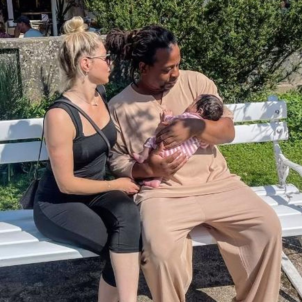 Adelina Zilai und Mola Adebisi mit ihrem Sohn