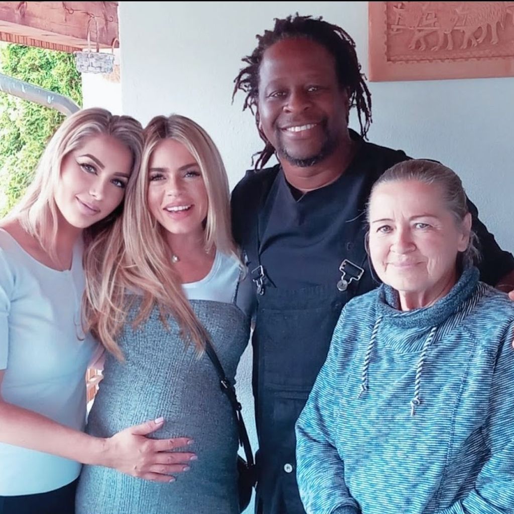 Adelina Zilai und Mola Adebisi mit ihrer Familie, im Juni 2024
