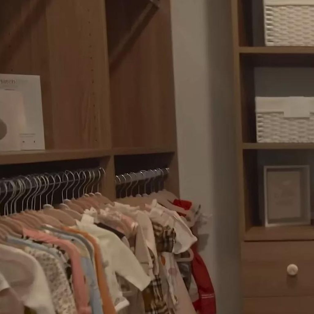 Adiras Kleiderschrank