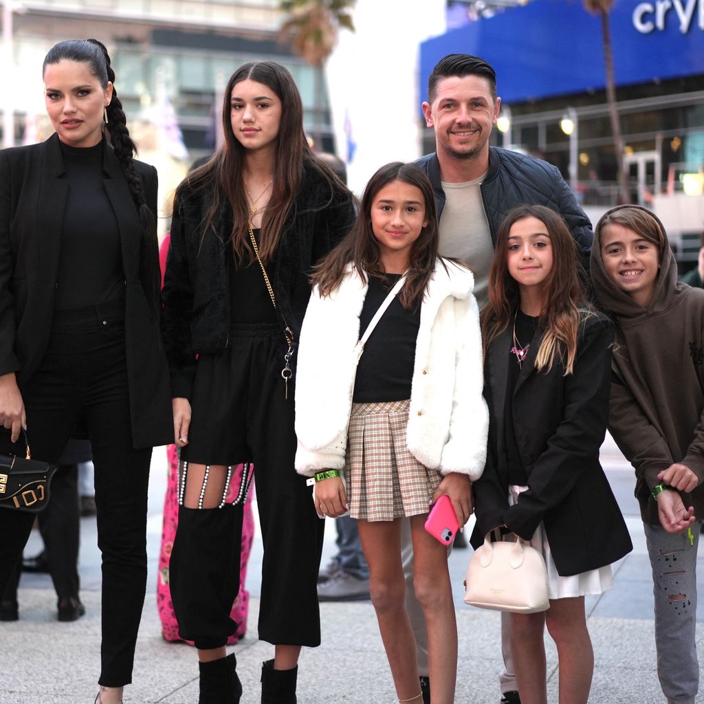 Adriana Lima mit ihrem Partner Andre Lemmers, ihren Töchtern Valentina und Sienna und weiteren Famil